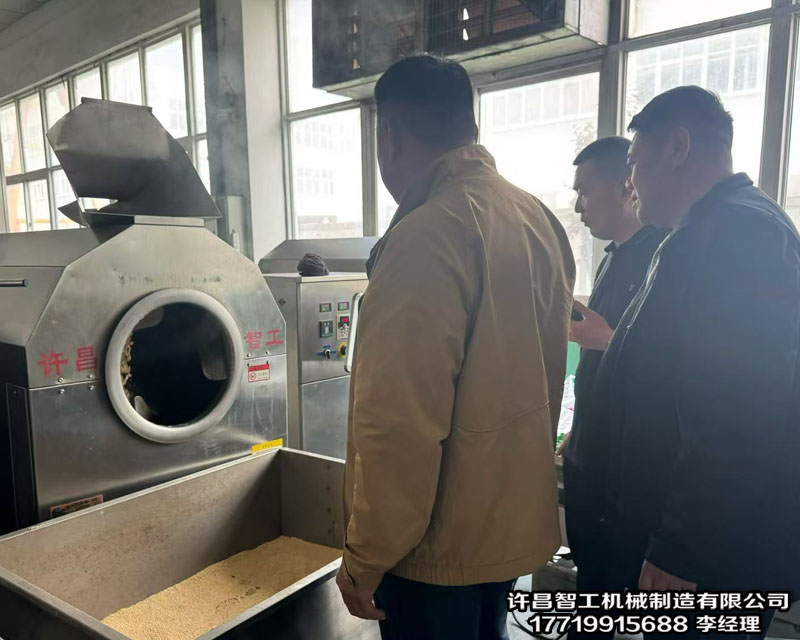 4月10日，山東客戶來廠試機炒制脫皮芝麻！